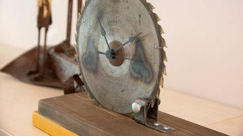 Eine in der arbeitspädagogischen Maßnahme "Sprungbrett" gefertigte Uhr