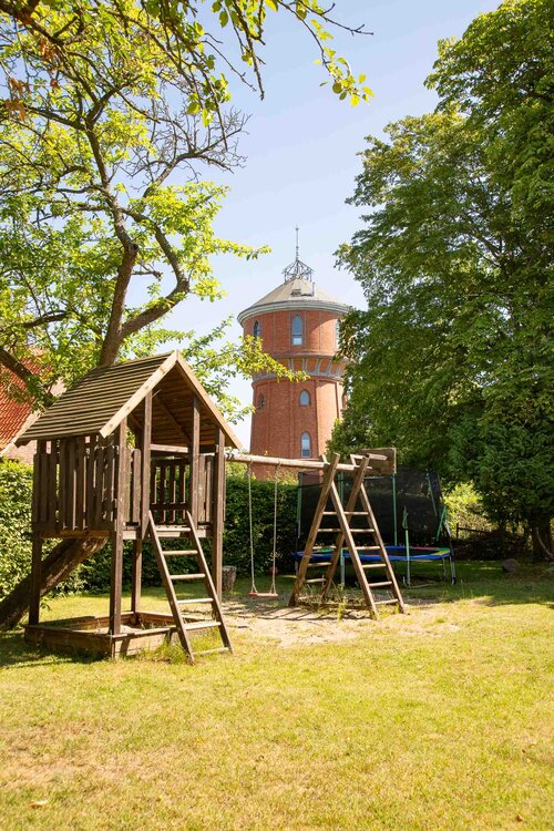 Blick auf den namensgebenden Wasserturm von der Wohngruppe aus