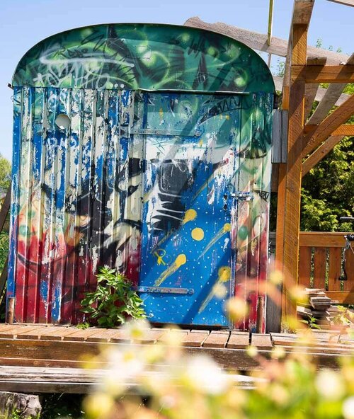 Bauwagen der Wohngruppe Ein bemalter Bauwagen steht auf dem Gelände der integrativen Wohngruppe in Greifswald.