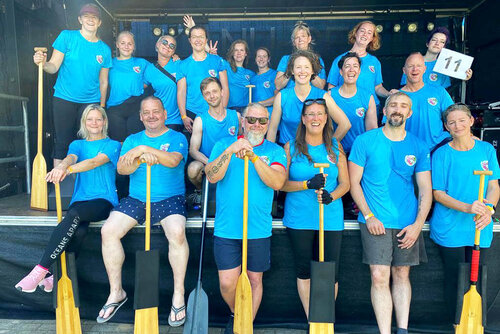 Ein Gruppenbild mit 19 Menschen in der Teamkleidung