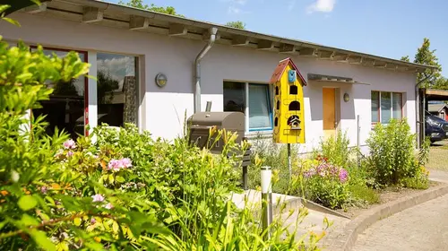 Ein großer Bungalow auf dem Gelände der integrativen Wohngruppe am Ryck
