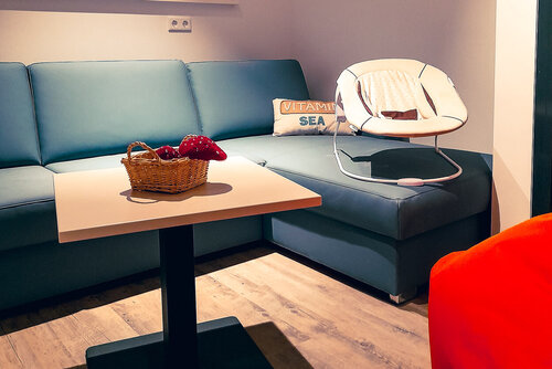 Apartment im Mutter-Kind-Wohnen Wellenbrecher in Stralsund Ein Sofa mit Couchtisch und Kinderbetreuungshilfe