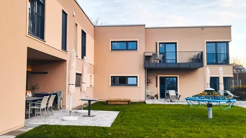 Ein neues Wohngebäude mit Rasen 